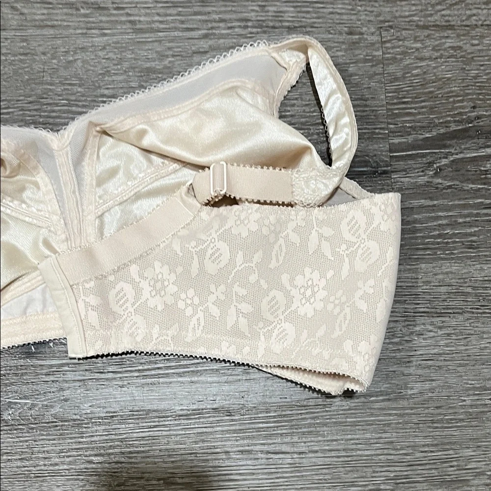 Wacoal Elegant Cream Lace Bra